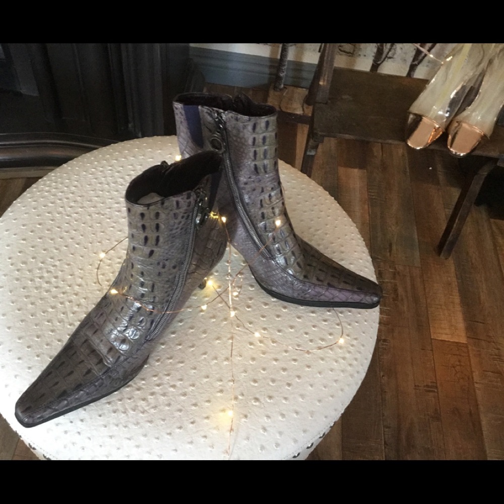 Size 6 Donald J Pliner Lavender Crocodile booties